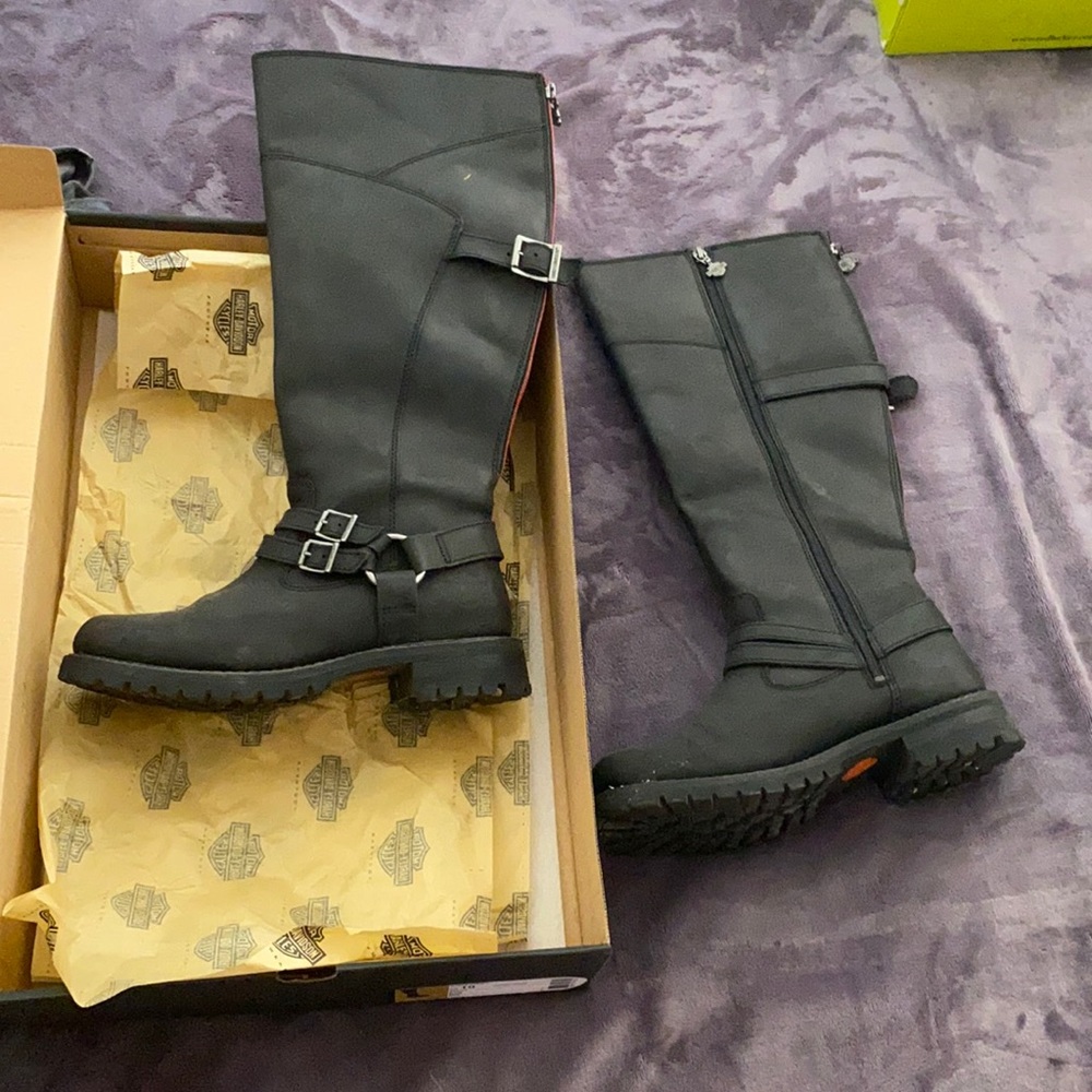 Ladies Harley Davidson leather riding boots. Only worn twice, still in box!